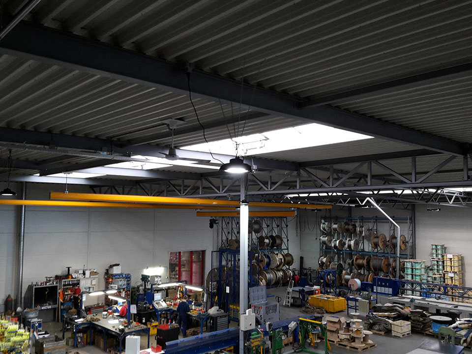LED Hallenleuchte Referenzeinsatz in Hallen und Lager und Produktion